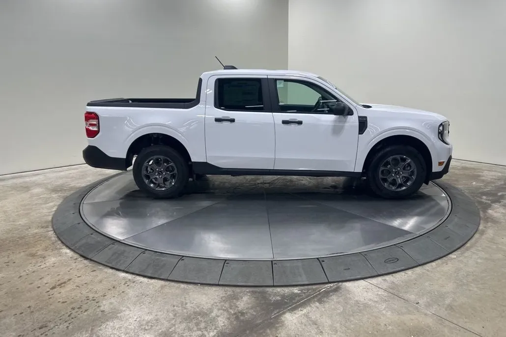 2025 Ford Maverick XLT photo 1