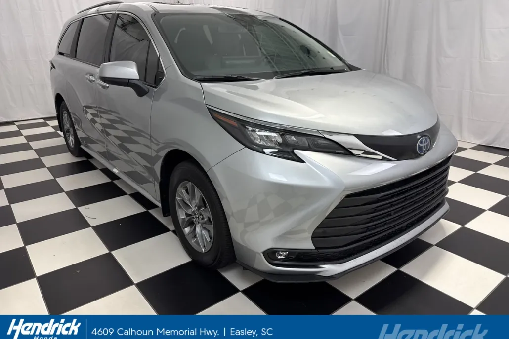 2025 Toyota Sienna XLE photo 1