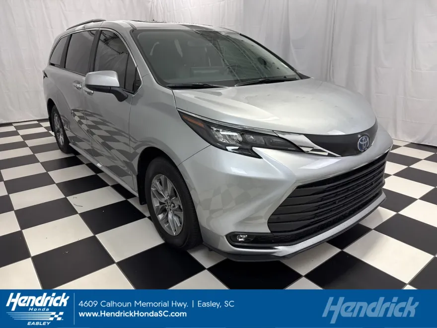 2025 Toyota Sienna XLE photo 1