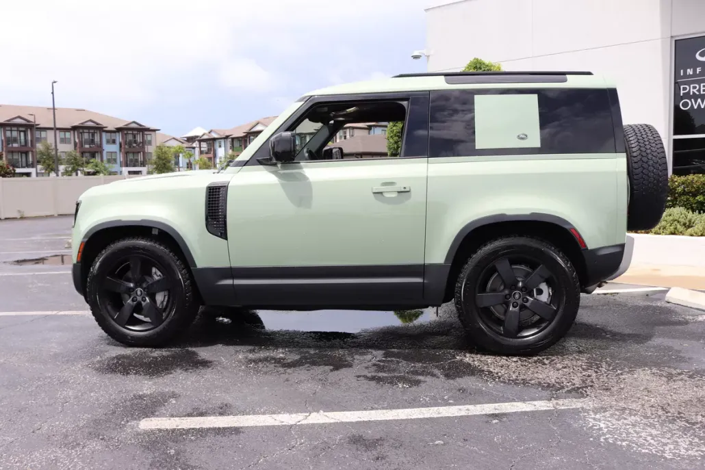 2023 Land Rover Defender photo 1