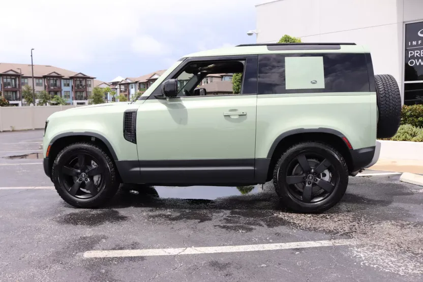 2023 Land Rover Defender photo 1