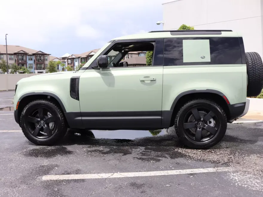 2023 Land Rover Defender photo 1