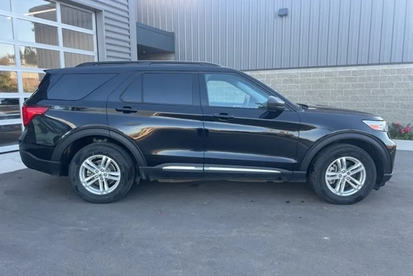 2022 Ford Explorer XLT photo 1