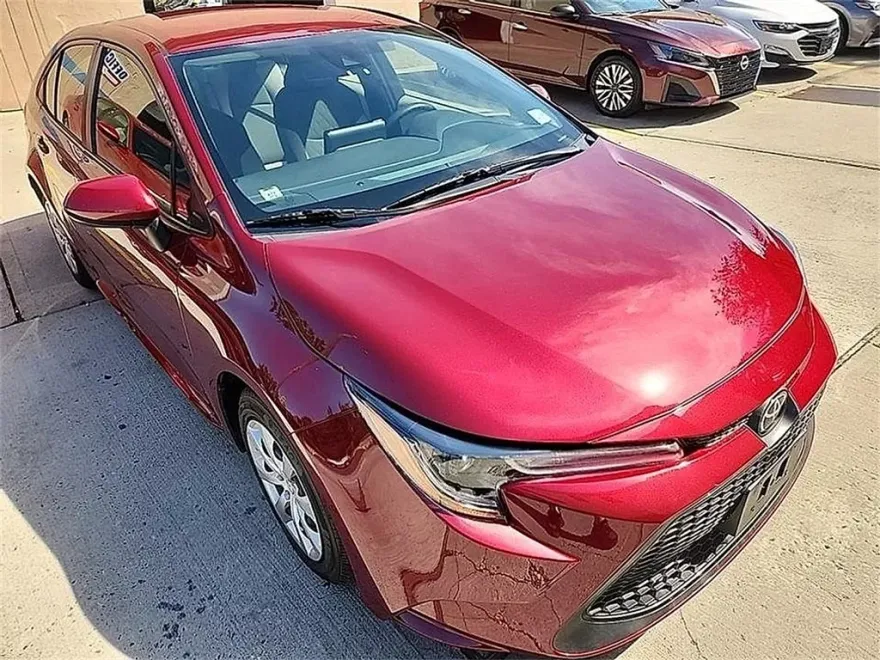 2022 Toyota Corolla LE photo 1