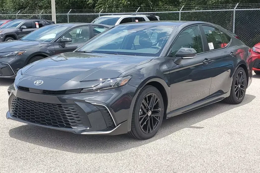2025 Toyota Camry SE photo 1