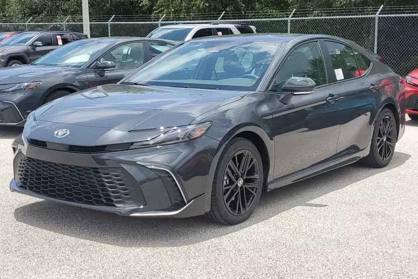 2025 Toyota Camry SE photo 1
