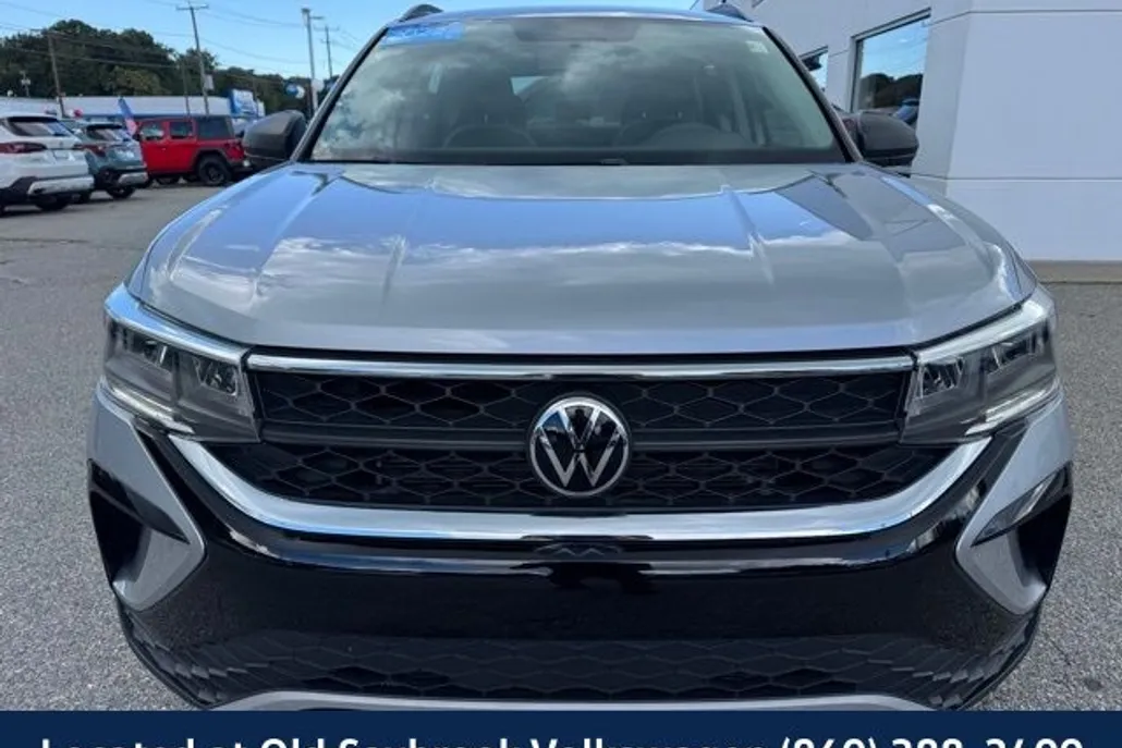 2022 Volkswagen Taos SE photo 1