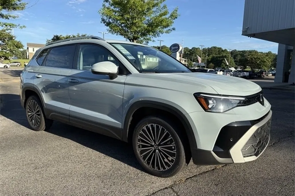 2025 Volkswagen Taos SE photo 1