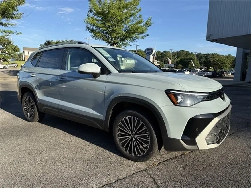2025 Volkswagen Taos SE photo 1