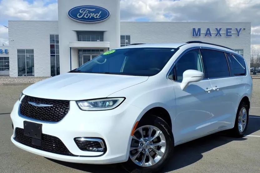 2022 Chrysler Pacifica Touring L photo 1