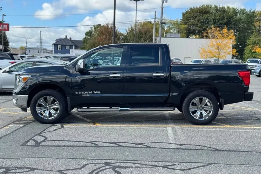 2019 Nissan Titan SL photo 1
