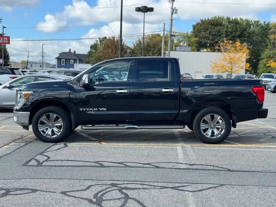 2019 Nissan Titan SL photo 1