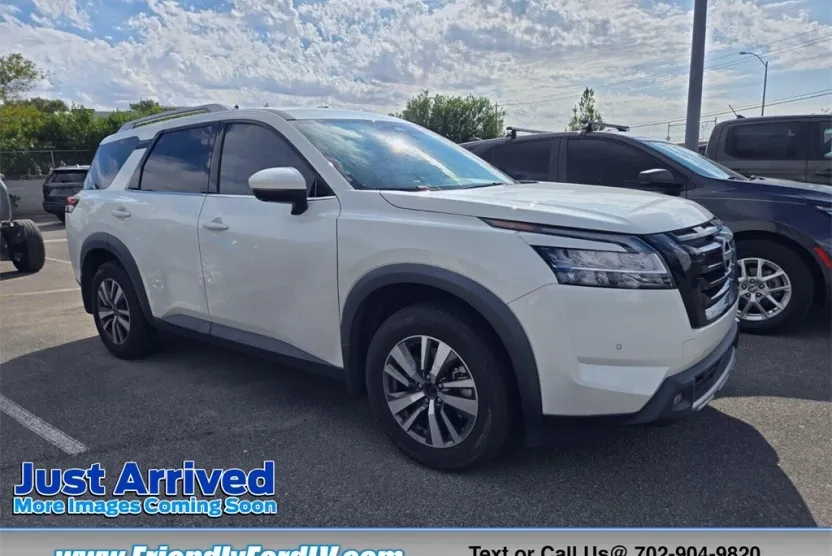 2022 Nissan Pathfinder SL photo 1