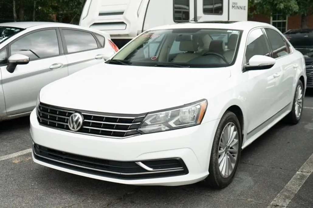 2017 Volkswagen Passat SE photo 1