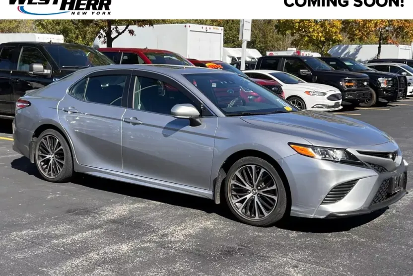 2020 Toyota Camry SE photo 1
