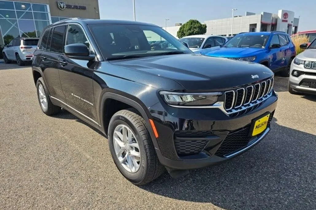 2025 Jeep Grand Cherokee Laredo photo 1