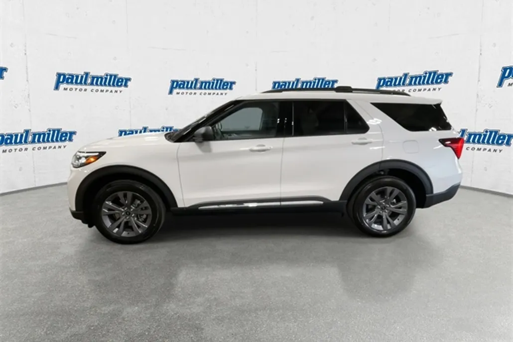 2025 Ford Explorer photo 1