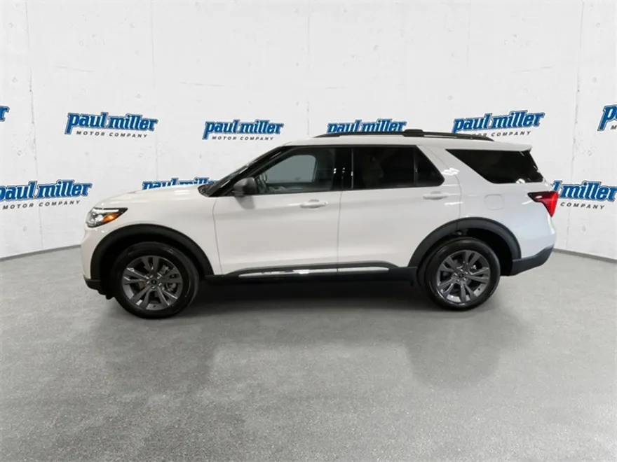 2025 Ford Explorer photo 1
