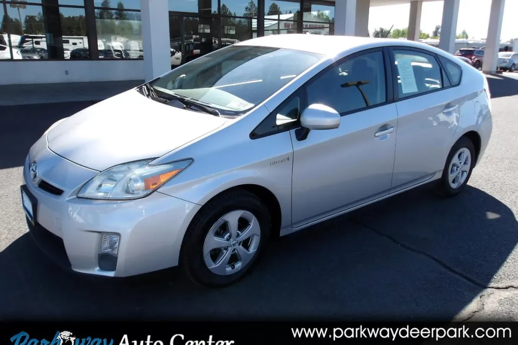 2010 Toyota Prius Three photo 1