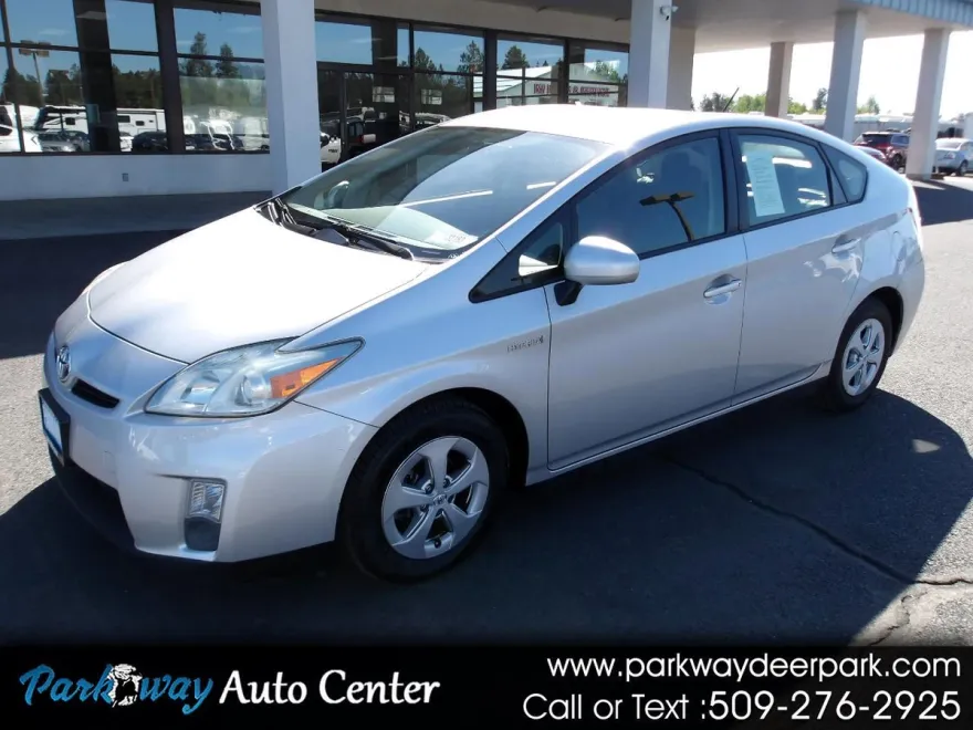 2010 Toyota Prius Three photo 1