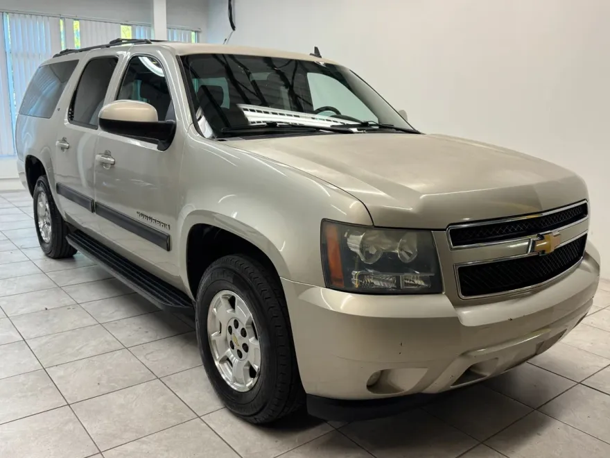 2013 Chevrolet Suburban 1500 LT photo 1
