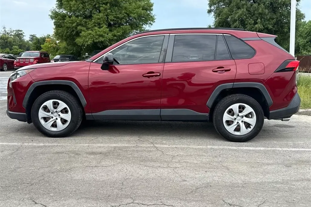 2021 Toyota RAV4 LE photo 1
