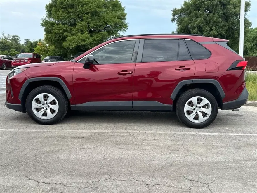 2021 Toyota RAV4 LE photo 1