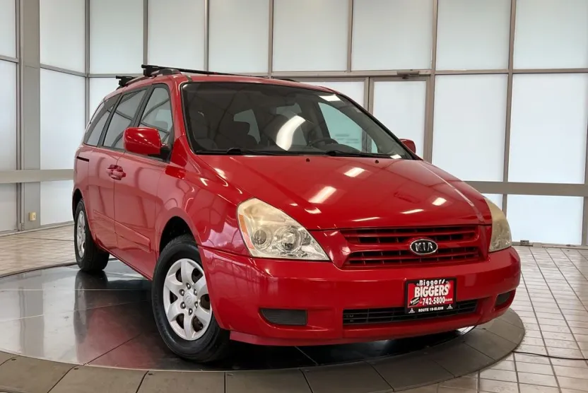 2010 Kia Sedona LX photo 1
