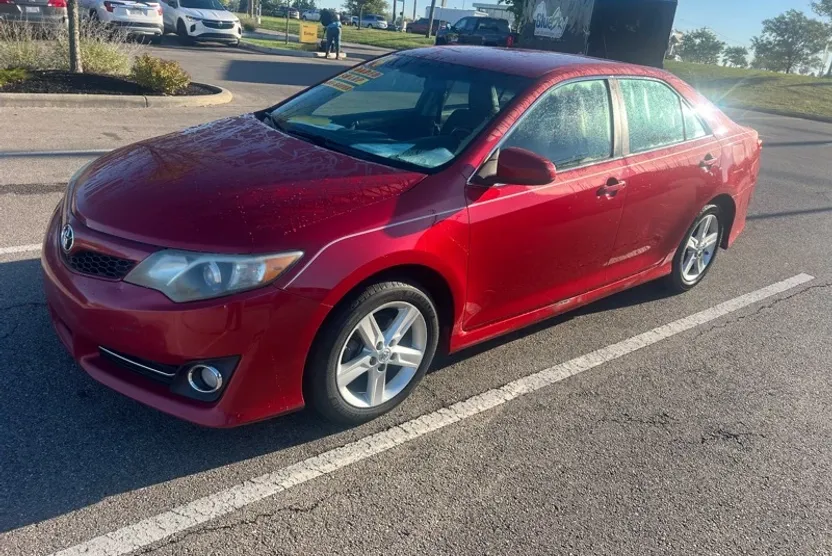 2014 Toyota Camry SE photo 1