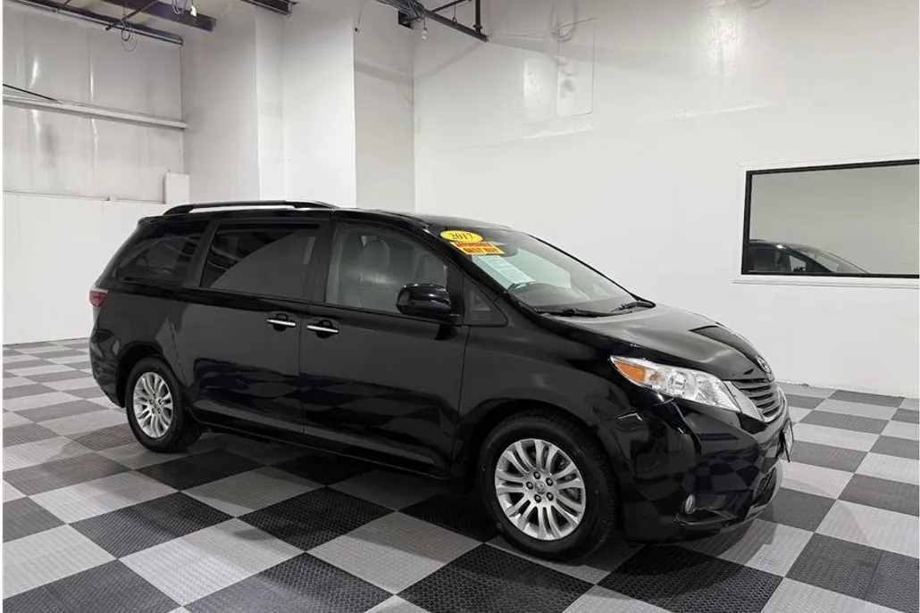 2017 Toyota Sienna XLE Premium photo 1