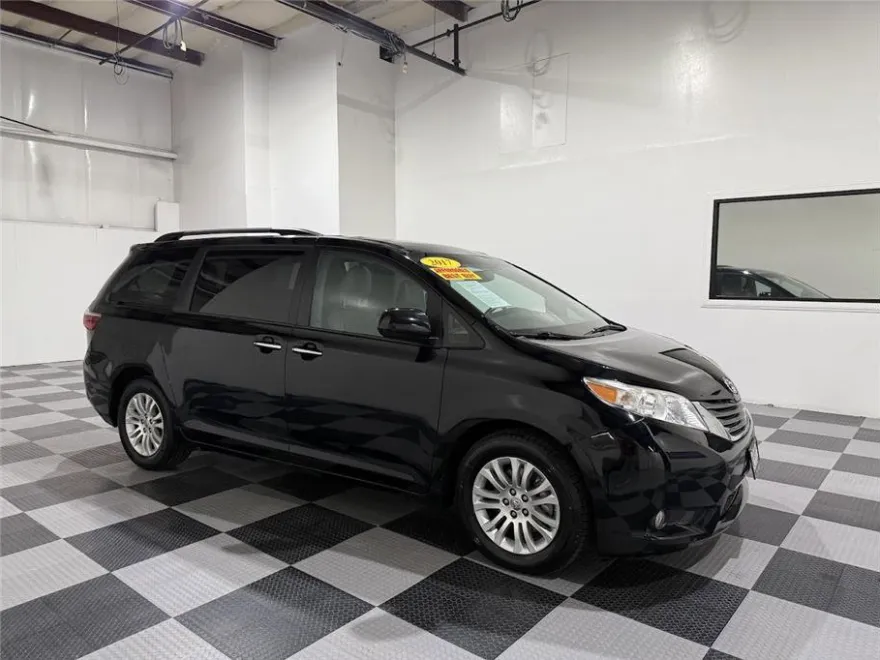 2017 Toyota Sienna XLE Premium photo 1