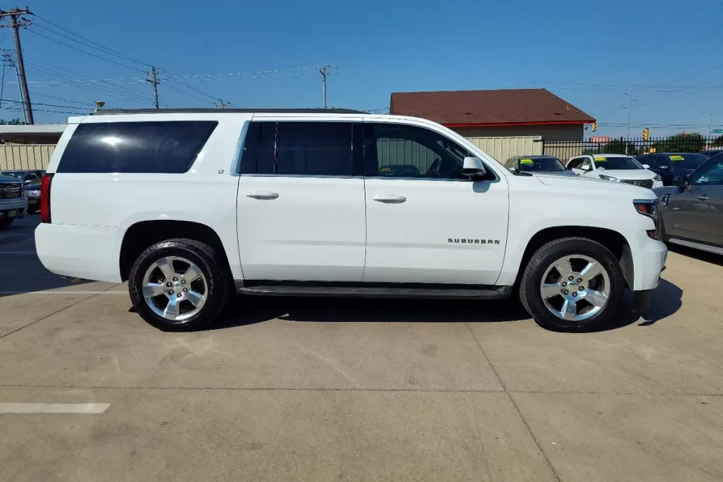 2016 Chevrolet Suburban LT photo 1
