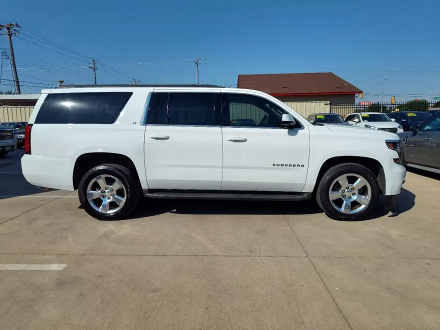 2016 Chevrolet Suburban LT photo 1
