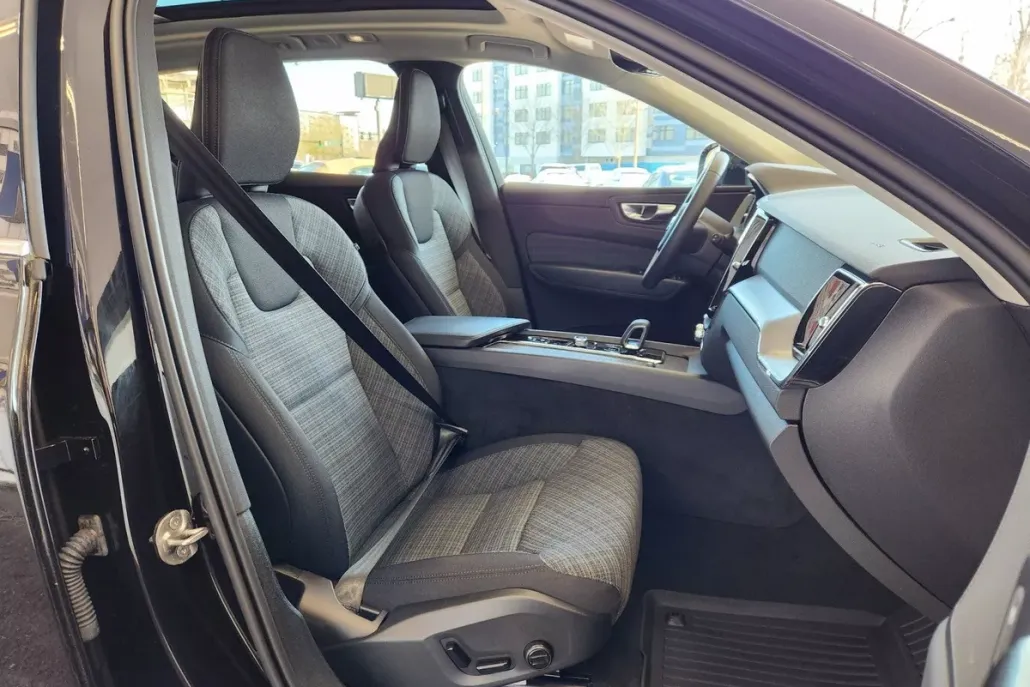 2022 Volvo XC60 B5 Momentum photo 1