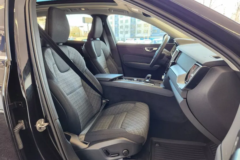 2022 Volvo XC60 B5 Momentum photo 1