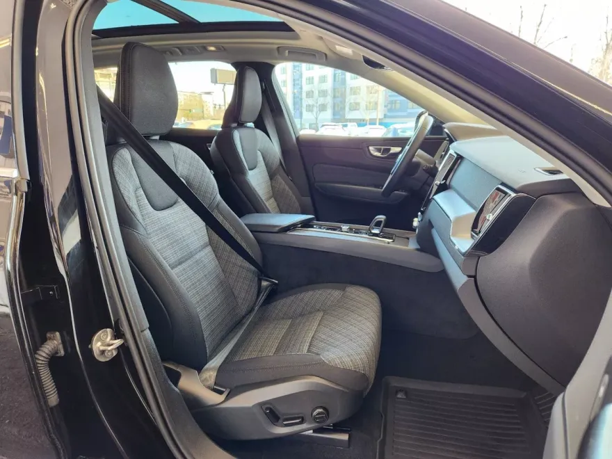 2022 Volvo XC60 B5 Momentum photo 1
