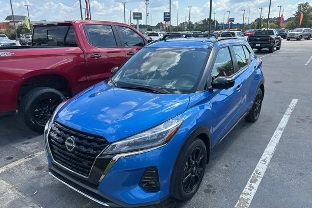 2023 Nissan Kicks SR photo 1
