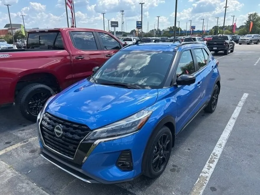 2023 Nissan Kicks SR photo 1
