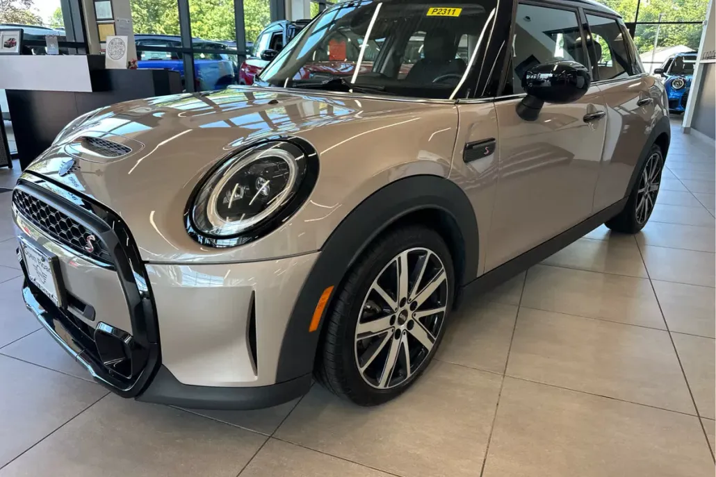 2023 Mini Cooper 4 Door Hardtop S photo 1