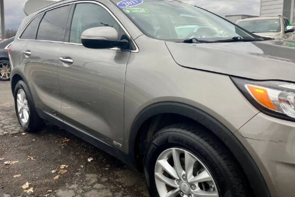 2017 Kia Sorento LX V6 photo 1