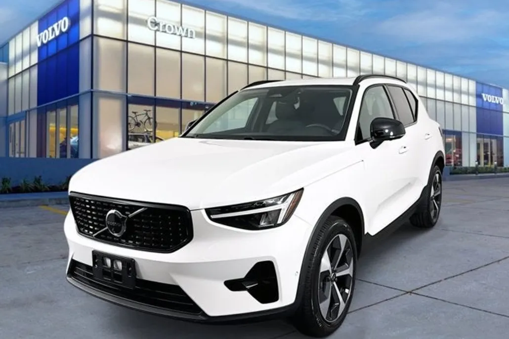 2024 Volvo XC40 Plus photo 1