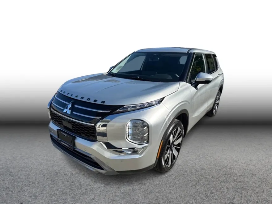 2025 Mitsubishi Outlander SE photo 1