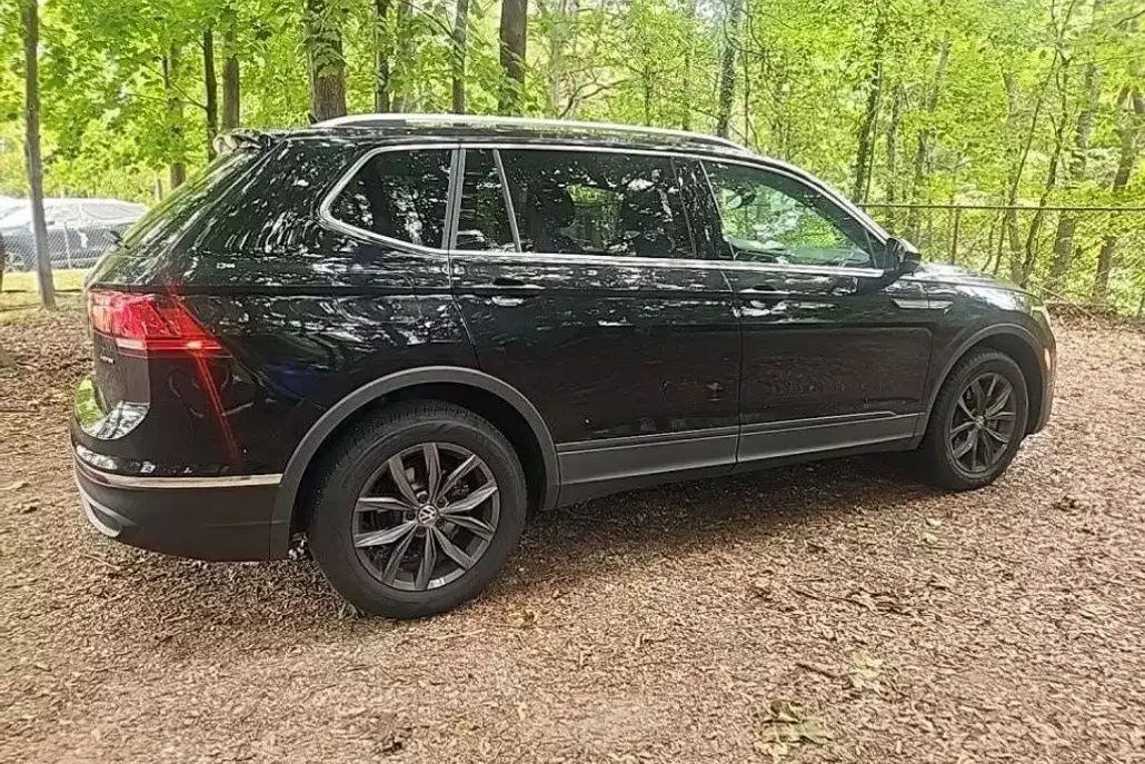 2022 Volkswagen Tiguan SE photo 1