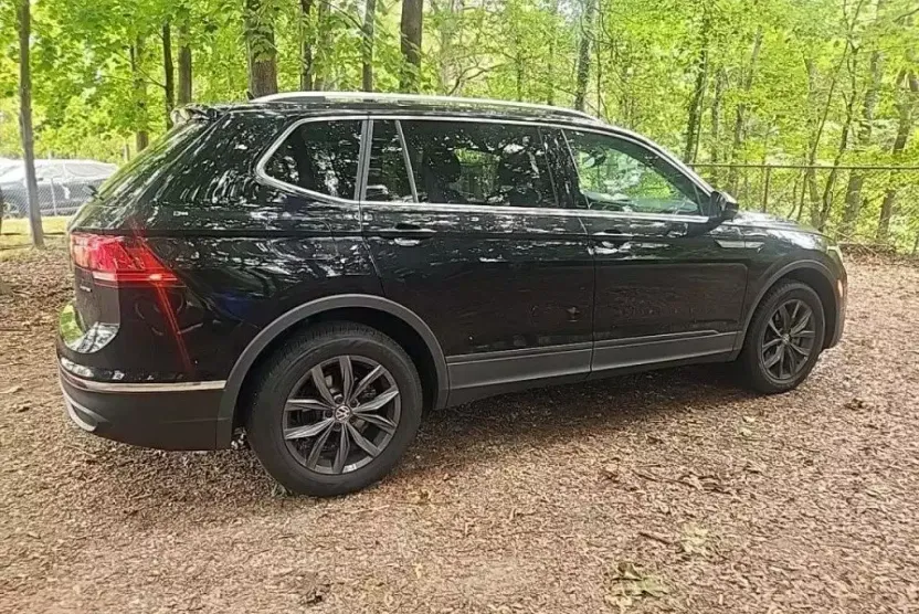 2022 Volkswagen Tiguan SE photo 1