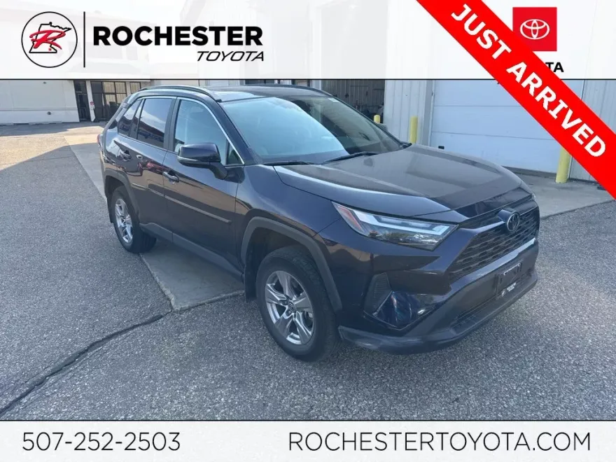 2022 Toyota RAV4 XLE photo 1