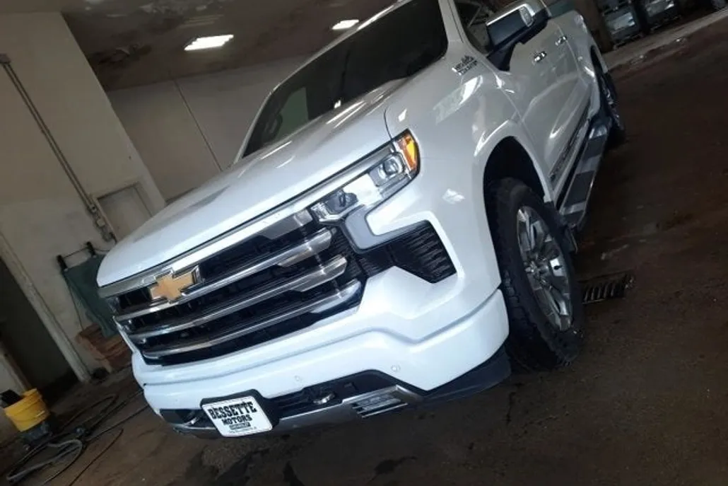 2023 Chevrolet Silverado 1500 High Country photo 1