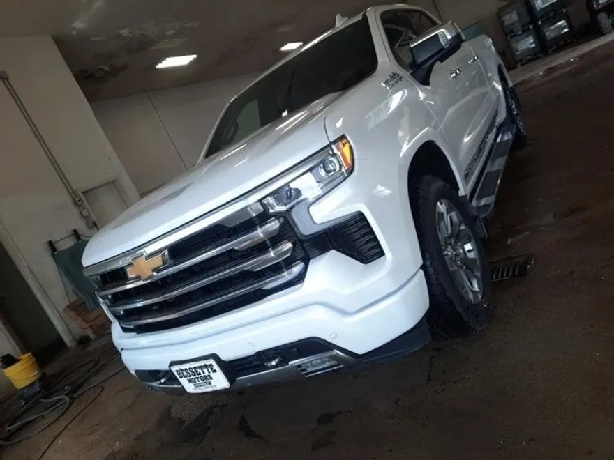 2023 Chevrolet Silverado 1500 High Country photo 1
