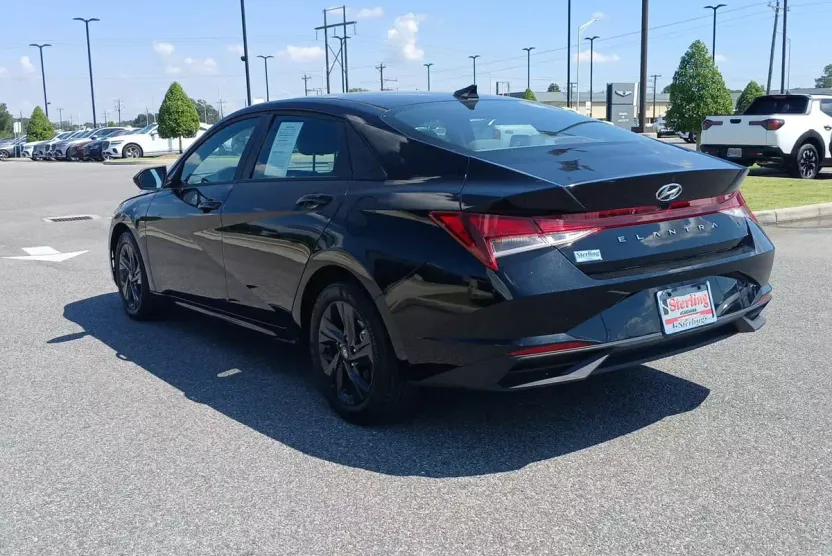 2023 Hyundai Elantra SEL photo 1