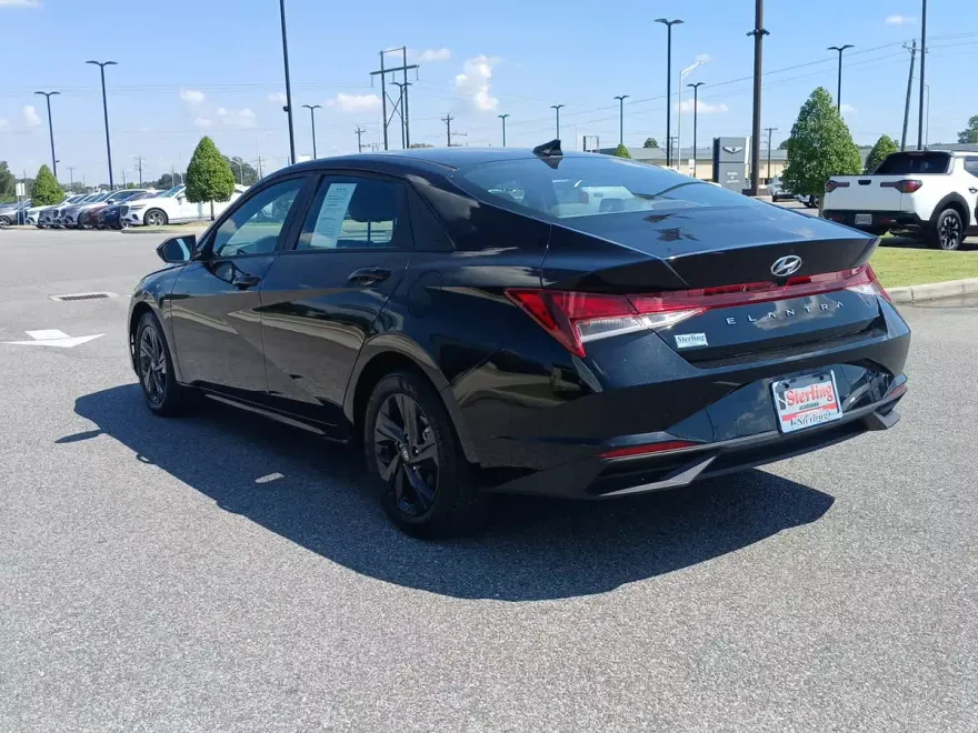 2023 Hyundai Elantra SEL photo 1