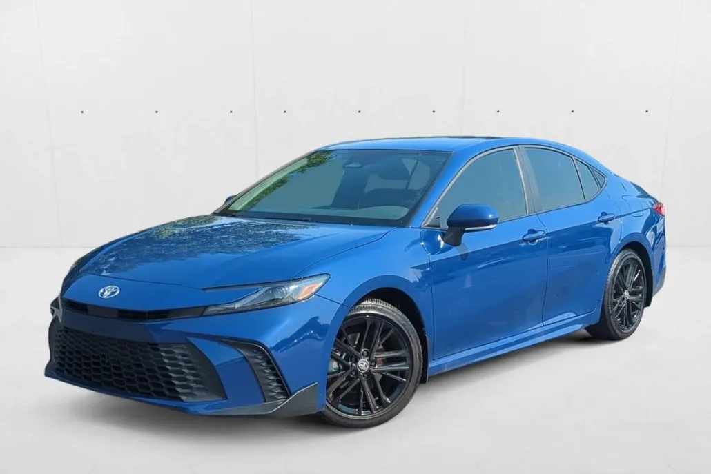 2025 Toyota Camry SE photo 1